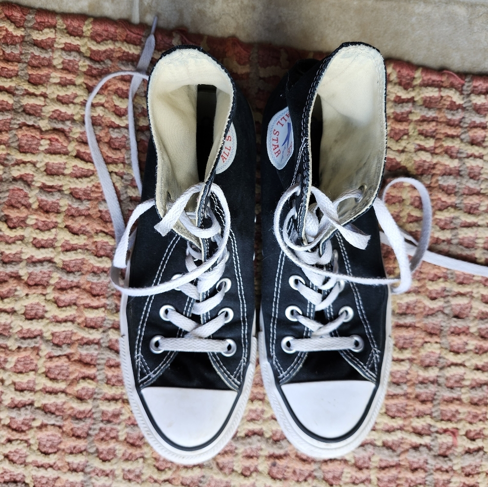 Mens size 6 women's size 8 Converse All-Stars